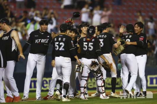 [서울=뉴시스] 김근수 기자 = 24일 서울 송파구 잠실야구장에서 열린 프로야구 '2025 신한 SOL 뱅크 KBO리그' KT 위즈와 두산 베어스의 경기에서 KT 위즈가 3-2로 승리를 거둔 뒤 선수들이 기뻐하고 있다. 2025.08.24. ks@newsis.com