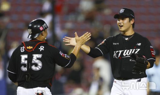 [서울=뉴시스] 김근수 기자 = 24일 서울 송파구 잠실야구장에서 열린 프로야구 '2025 신한 SOL 뱅크 KBO리그' KT 위즈와 두산 베어스의 경기에서 KT 위즈가 3-2로 승리를 거두고 KT 위즈 마무리 투수 박영현이 기뻐하고 있다. 2025.08.24. ks@newsis.com