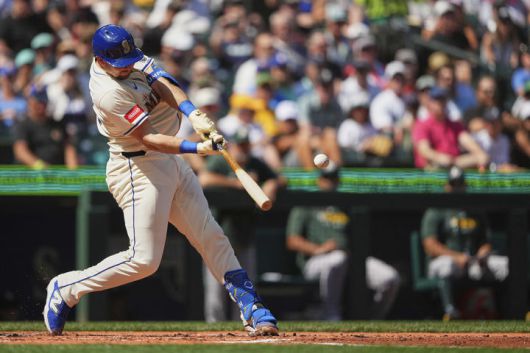 [시애틀=AP/뉴시스] 시애틀 매리너스의 포수 칼 롤리가 24일(현지 시간) 미 워싱턴주 시애틀의 T모바일 파크에서 열린 2025 메이저리그 오클랜드 애슬레틱스와의 경기 2회 초 2점 홈런(시즌 49호)을 치고 있다. 1회에도 2점 홈런을 친 올리는 포수 단일 시즌 최다 홈런 기록을 새로 썼다. 2025.08.25.