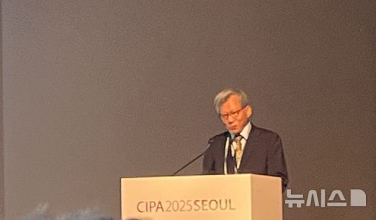 [서울=뉴시스] 25일  국립중앙박물관 대강당에서 개막한 '제30회 CIPA 2025 SEOUL'에서 유홍준 국립중앙박물관이 개회사를 하고 있다. 2025.08.25. suejeeq@newsis.com