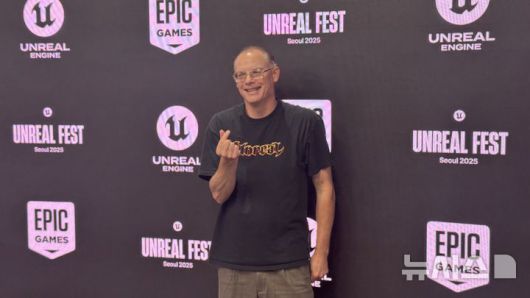 [서울=뉴시스] 윤정민 기자 = 팀 스위니 에픽게임즈 최고경영자(CEO)가 25일 오후 서울 강남구 코엑스에서 열린 '언리얼 페스트 서울 2025' 기자간담회를 마친 뒤 하트 포즈를 취하고 있다. 2025.08.25. alpaca@newsis.com