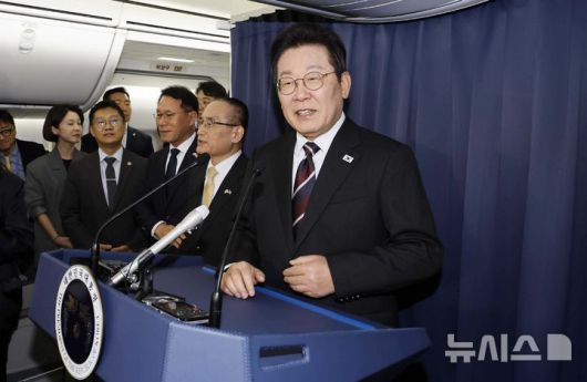 [워싱턴=뉴시스] 고범준 기자 = 이재명 대통령이 24일(현지 시간) 한일정상회담을 마치고 일본 도쿄에서 미국 워싱턴DC로 향하는 공군1호기에서 기내 기자간담회를 하고 있다. 2025.08.25. bjko@newsis.com