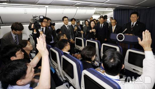 [워싱턴=뉴시스] 고범준 기자 = 이재명 대통령이 24일(현지 시간) 한일정상회담을 마치고 일본 도쿄에서 미국 워싱턴DC로 향하는 공군1호기에서 기내 기자간담회를 하고 있다. 2025.08.25. bjko@newsis.com