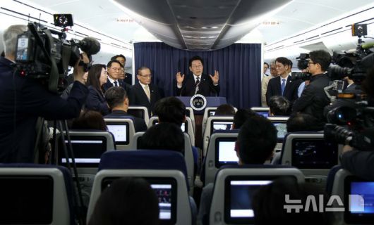 [워싱턴=뉴시스] 고범준 기자 = 이재명 대통령이 24일(현지 시간) 한일정상회담을 마치고 일본 도쿄에서 미국 워싱턴DC로 향하는 공군1호기에서 기내 기자간담회를 하고 있다. 2025.08.25. bjko@newsis.com