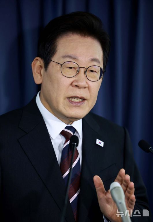 [워싱턴=뉴시스] 고범준 기자 = 이재명 대통령이 24일(현지 시간) 한일정상회담을 마치고 일본 도쿄에서 미국 워싱턴DC로 향하는 공군1호기에서 기내 기자간담회를 하고 있다. 2025.08.25. bjko@newsis.com