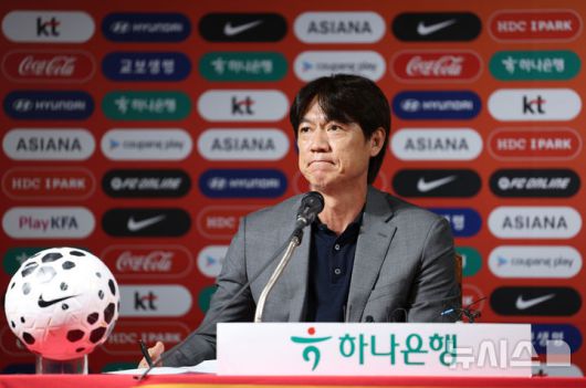 [서울=뉴시스] 김진아 기자 = 홍명보 축구대표팀 감독이 지난 25일 서울 종로구 축구회관에서 2026 국제축구연맹(FIFA) 북중미 월드컵을 대비한 9월 A매치 명단을 발표를 마친 뒤 취재진의 질문에 답하고 있다. 홍명보호는 내달 7일 오전 6시 미국 뉴저지주 해리슨의 스포츠일러스트레이티드 스타디움에서 미국을 상대한 뒤, 10일 오전 10시 미국 테네시주 내슈빌의 지오디스파크에서 멕시코와 격돌한다. 2025.08.25. bluesoda@newsis.com