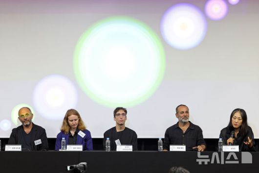 [서울=뉴시스] 박진희 기자 = 제13회 서울미디어시티비엔날레 예술감독 안톤 비도클(Anton Vidokel, 왼쪽 두번째부터), 할리 에어스(Hallie Ayres), 루카스 브라시스키스(Lukas Brasiskis)와 참여 작가 희와 케이, 윤형민이 25일 서울 중구 서울시립미술관 서소문관에서 제13회 서울미디어시티비엔날레 '강령: 영혼의 기술' 기자간담회를 하고 있다. 2025.08.25. pak7130@newsis.com