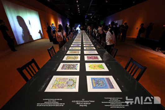 [서울=뉴시스] 박진희 기자 = 서울시립미술관(SeMA)은 25일 서울 중구 서울시립미술관 서소문관에서 제13회 서울미디어시티비엔날레 '강령: 영혼의 기술' 기자간담회를 갖고 수잔 트라이스터 작가의 '헥센 5.0' 작품을 선보이고 있다. 2025.08.25. pak7130@newsis.com