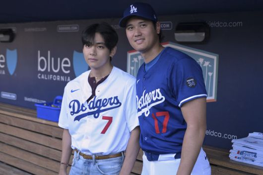 [로스앤젤레스=AP/뉴시스] 방탄소년단(BTS)의 뷔(왼쪽)가 25일(현지 시간) 미 캘리포니아주 로스앤젤레스의 다저 스타디움에서 LA 다저스 오타니 쇼헤이와 기념 촬영하고 있다. 뷔는 이날 LA 다저스와 신시내티 레즈의 경기에 앞서 시구한다. 2025.08.26.