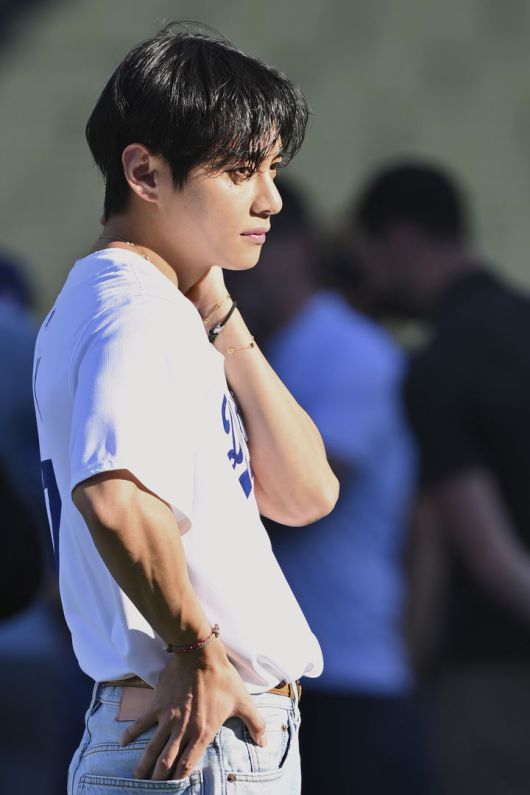 [로스앤젤레스=AP/뉴시스] 방탄소년단(BTS)의 뷔가 25일(현지 시간) 미 캘리포니아주 로스앤젤레스의 다저 스타디움에서 2025 메이저리그 LA 다저스와 신시내티 레즈와의 경기 전 타격 연습을 지켜보고 있다. 뷔는 이날 경기에 시구자로 나선다. 2025.08.26.