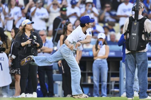 [로스앤젤레스=AP/뉴시스] 방탄소년단(BTS)의 뷔가 25일(현지 시간) 미 캘리포니아주 로스앤젤레스의 다저 스타디움에서 2025 메이저리그 LA 다저스와 신시내티 레즈와의 경기 전 시구 연습을 하고 있다. 2025.08.26.