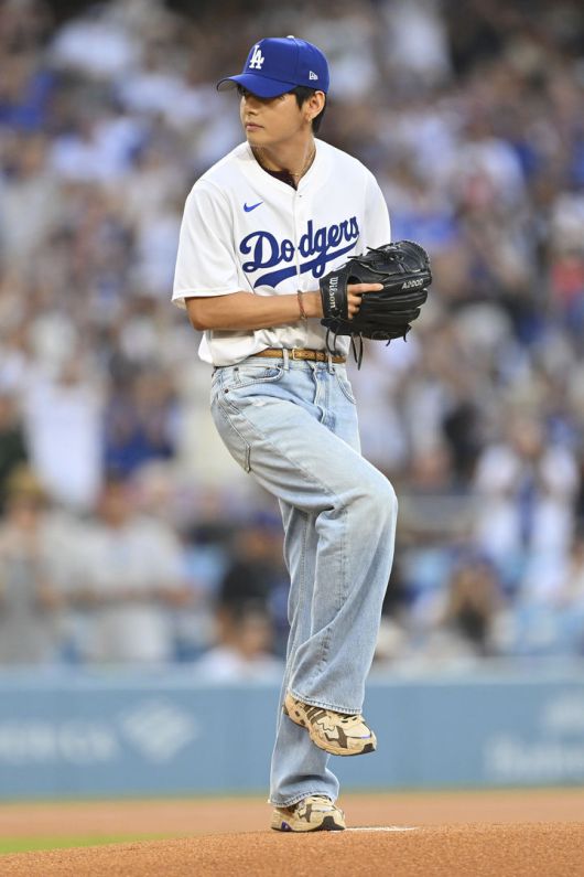 [로스앤젤레스=AP/뉴시스] 방탄소년단(BTS)의 뷔가 25일(현지 시간) 미 캘리포니아주 로스앤젤레스의 다저 스타디움에서 2025 메이저리그 LA 다저스와 신시내티 레즈와의 경기 전 시구하고 있다. 2025.08.26.