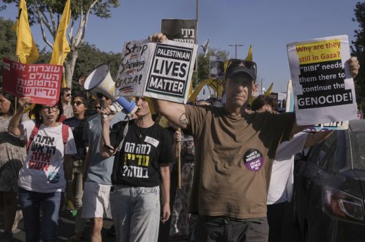 [예루살렘=AP/뉴시스] 26일(현지 시간) 이스라엘 예루살렘에서 시위대가 하마스가 억류한 모든 인질의 즉각 석방과 가자지구 전쟁의 종식을 요구하는 시위를 벌이고 있다. 2025.08.27.