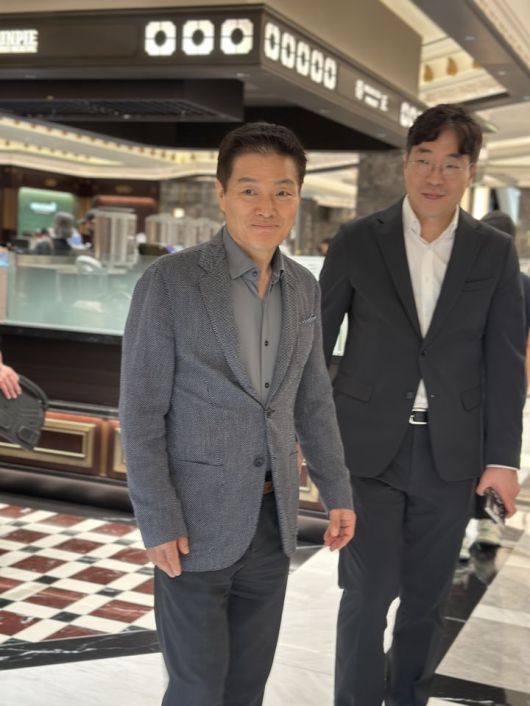 [서울=뉴시스] 이혜원 기자 = 박주형 신세계 대표이사 겸 신세계센트럴시티 대표이사가 26일 서울 신세계백화점 강남점 프리미엄 델리 전문관을 방문했다.  *재판매 및 DB 금지