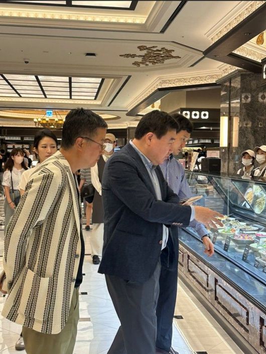 [서울=뉴시스] 이혜원 기자 = 강승협 신세계푸드 대표이사가 26일 서울 신세계백화점 강남점 프리미엄 델리 전문관을 방문했다.  *재판매 및 DB 금지
