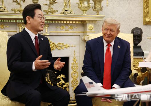 [워싱턴=뉴시스] 고범준 기자 = 이재명 대통령과 도널드 트럼프 미국 대통령이 25일(현지 시간) 미국 워싱턴DC 백악관에서 한미 정상회담을 하고 있다. 2025.08.26. bjko@newsis.com