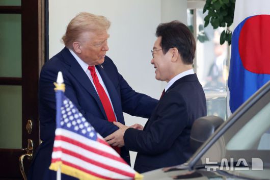 [워싱턴=뉴시스] 고범준 기자 = 이재명 대통령과 도널드 트럼프 미국 대통령이 25일(현지 시간) 미국 워싱턴DC 백악관에서 한미 정상회담에 앞서 인사를 나누고 있다. 2025.08.26. bjko@newsis.com