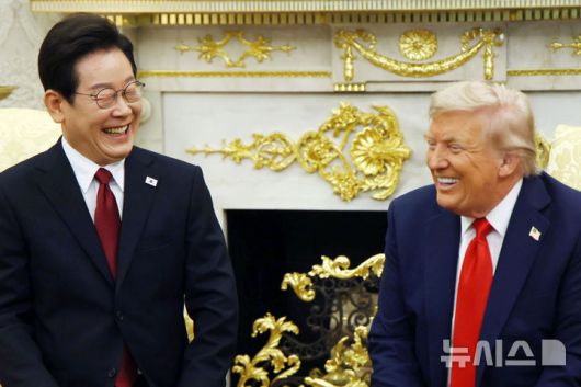 [워싱턴=뉴시스] 고범준 기자 = 이재명 대통령과 도널드 트럼프 미국 대통령이 25일(현지 시간) 미국 워싱턴DC 백악관에서 한미 정상회담 중 밝게 웃고 있다. 2025.08.26. bjko@newsis.com