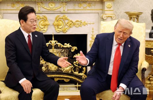 [워싱턴=뉴시스] 고범준 기자 = 이재명 대통령과 도널드 트럼프 미국 대통령이 25일(현지 시간) 미국 워싱턴DC 백악관에서 한미 정상회담을 하고 있다. 2025.08.26. bjko@newsis.com