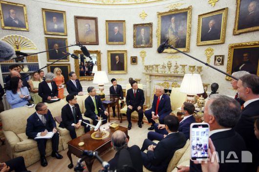 [워싱턴=뉴시스] 고범준 기자 = 이재명 대통령과 도널드 트럼프 미국 대통령이 25일(현지 시간) 미국 워싱턴DC 백악관에서 한미 정상회담을 하고 있다. 2025.08.26. bjko@newsis.com