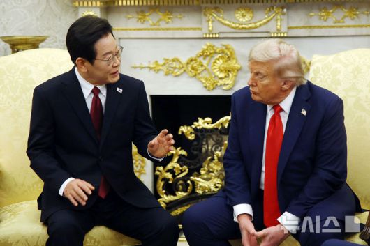 [워싱턴=뉴시스] 고범준 기자 = 이재명 대통령과 도널드 트럼프 미국 대통령이 25일(현지 시간) 미국 워싱턴DC 백악관에서 한미 정상회담을 하고 있다. 2025.08.26. bjko@newsis.com