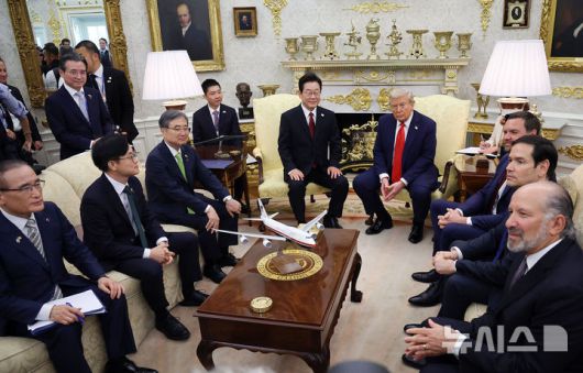[워싱턴=뉴시스] 고범준 기자 = 이재명 대통령과 도널드 트럼프 미국 대통령이 25일(현지 시간) 미국 워싱턴DC 백악관에서 한미 정상회담을 하고 있다. 2025.08.26. bjko@newsis.com