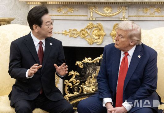 [워싱턴=뉴시스] 고범준 기자 = 이재명 대통령과 도널드 트럼프 미국 대통령이 지난 8월 25일(현지 시간) 미국 워싱턴DC 백악관에서 한미 정상회담을 하고 있다. 미국인 10%만 한국에 대한 관세 인상을 지지하는 것으로 3일 나타났다. 2025.10.03. bjko@newsis.com