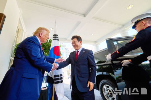 [워싱턴=뉴시스] 고범준 기자 = 이재명 대통령과 도널드 트럼프 미국 대통령이 25일(현지 시간) 미국 워싱턴DC 백악관에서 한미 정상회담에 앞서 인사를 나누고 있다. (공동취재) 2025.08.26. bjko@newsis.com