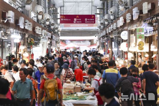 [서울=뉴시스] 김근수 기자 = 사진은 지난달 26일 오후 서울 시내의 한 시장에서 시민들이 장을 보고 있는 모습. 2025.08.26. ks@newsis.com