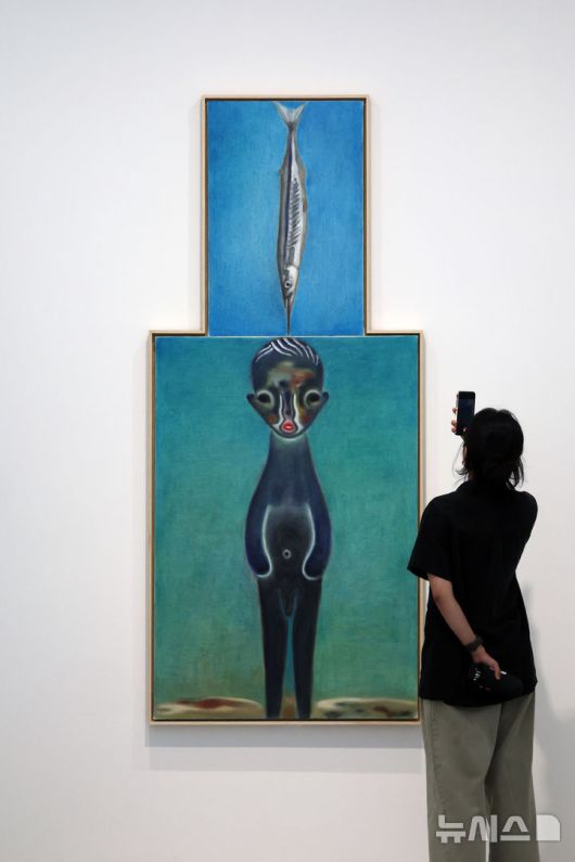 [서울=뉴시스] 박진희 기자 = 프랑스 대표 갤러리 페로탕(Perrotin)은 26일 서울 강남구 페로탕 서울에서 일본 현대미술 작가 이즈미 카토(Izumi Kato)의 개인전 기자간담회를 갖고 작가의 신작을 소개하고 있다. 2025.08.26. pak7130@newsis.com