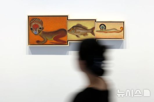 [서울=뉴시스] 박진희 기자 = 프랑스 대표 갤러리 페로탕(Perrotin)은 26일 서울 강남구 페로탕 서울에서 일본 현대미술 작가 이즈미 카토(Izumi Kato)의 개인전 기자간담회를 갖고 작가의 신작을 소개하고 있다. 2025.08.26. pak7130@newsis.com