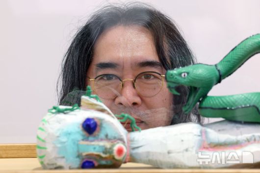 [서울=뉴시스] 박진희 기자 = 일본 현대미술 작가 이즈미 카토(Izumi Kato)가 26일 서울 강남구 페로탕 서울에서 일본 개인전 기자간담회를 하고 있다. 2025.08.26. pak7130@newsis.com