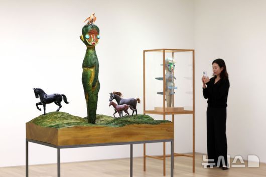 [서울=뉴시스] 박진희 기자 = 프랑스 대표 갤러리 페로탕(Perrotin)은 26일 서울 강남구 페로탕 서울에서 일본 현대미술 작가 이즈미 카토(Izumi Kato)의 개인전 기자간담회를 갖고 작가의 신작을 소개하고 있다. 2025.08.26. pak7130@newsis.com