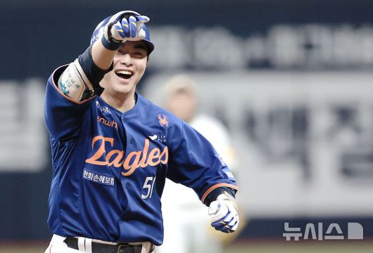 [서울=뉴시스] 정병혁 기자 = 26일 서울 구로구 고척스카이돔에서 열린 2025 KBO리그 한화 이글스와 키움 히어로즈의 경기, 9회초 무사 주자없는 상황 한화 문현빈이 솔로 홈런을 날린 뒤 그라운드를 돌고 있다. 2025.08.26. jhope@newsis.com