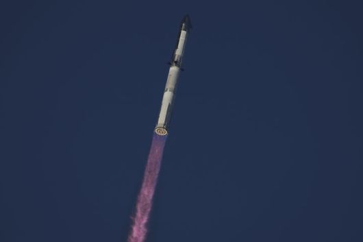 [보카치카=AP/뉴시스] 일론 머스크의 우주기업 스페이스X의 우주선 스타십이 26일(현지 시간) 미 텍사스주 보카치카 해변 스타베이스에서 시험 발사되고 있다. 2025.08.27.