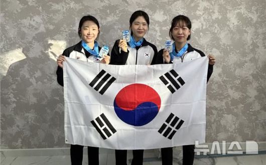 [서울=뉴시스]50m 소총3자세 여자 일반부 동메달을 딴 임하나(화성시청), 김제희(화성시청), 이은서(서산시청). (사진=대한사격연맹 제공)