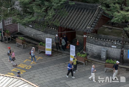 [서울=뉴시스] 정병혁 기자 = 27일 서울 종로구 탑골공원에서 시민들이 이동하고 있다. 서울 종로구는 독립운동 정신이 깃든 탑골공원의 역사적 가치를 보존하고 시민 모두가 쾌적하고 안전하게 공원을 이용할 수 있도록 공원 내 질서 계도에 집중하고 있다고 밝혔다. 2025.08.27. jhope@newsis.com