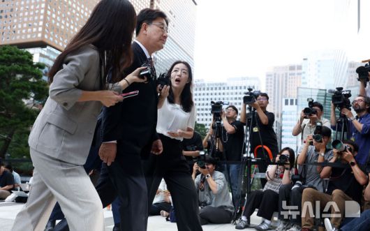 [서울=뉴시스] 김선웅 기자 = 권성동 국민의힘 의원이 통일교 청탁 의혹과 관련해 27일 서울 종로구 김건희특검팀에 피의자 신분으로 조사를 받기 위해 출석하고 있다. 2025.08.27. mangusta@newsis.com