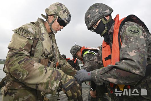 [여주=뉴시스] 권창회 기자 = 27일 오전 경기 여주시 강변유원지 일대 훈련장에서 7공병여단과 미2사단 장병들이 한미 합동 부교구축을 하고 있다. (공동취재) 2025.08.27 photo@newsis.com