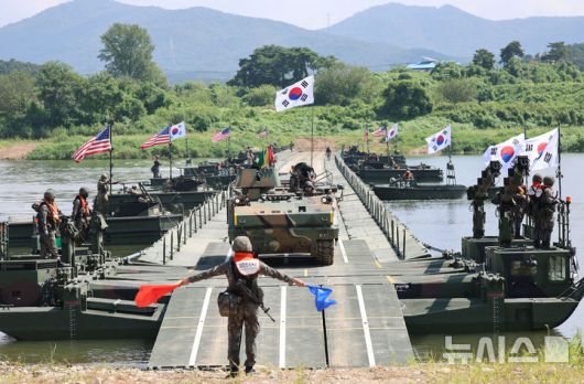 [여주=뉴시스] 권창회 기자 = 27일 오전 경기 여주시 강변유원지 일대 훈련장에서 7공병여단과 미2사단 장병들이 한미연합 도하훈련을 하고 있다. 2025.08.27. kch0523@newsis.com