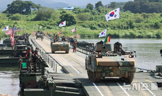 [여주=뉴시스] 권창회 기자 = 27일 오전 경기 여주시 강변유원지 일대 훈련장에서 7공병여단과 미2사단 장병들이 한미연합 도하훈련을 하고 있다. 2025.08.27. kch0523@newsis.com