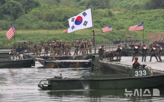 [여주=뉴시스] 권창회 기자 = 27일 오전 경기 여주시 강변유원지 일대 훈련장에서 7공병여단과 미2사단 장병들이 한미연합 도하훈련을 하고 있다. 2025.08.27. kch0523@newsis.com
