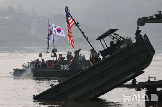 [여주=뉴시스] 권창회 기자 = 27일 오전 경기 여주시 강변유원지 일대 훈련장에서 7공병여단과 미2사단 장병들이 한미연합 도하훈련을 하고 있다. 2025.08.27. kch0523@newsis.com