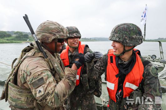 [여주=뉴시스] 권창회 기자 = 27일 오전 경기 여주시 강변유원지 일대 훈련장에서 7공병여단과 미2사단 장병들이 한미 합동 부교구축을 마친 뒤 서로를 격려하고 있다. 2025.08.27 kch0523@newsis.com