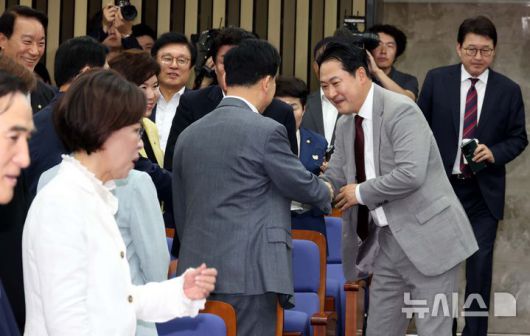 [서울=뉴시스] 조성봉 기자 = 장동혁 국민의힘 대표가 27일 서울 여의도 국회에서 열린 의원총회에 입장하며 의원들과 인사하고 있다.  2025.08.27. suncho21@newsis.com