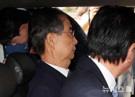 [서울=뉴시스] 배훈식 기자 = 한덕수 전 국무총리가 27일 오후 서울 서초구 서울중앙지방법원에서 열린 구속 전 피의자 심문(영장실질심사)을 마친 뒤 호송차량에 타고 있다. 한 전 총리는 내란 우두머리 방조, 위증, 허위공문서 작성 등 6개 혐의를 받고 있다. 2025.08.27. dahora83@newsis.com