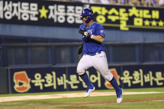 [서울=뉴시스] 조성우 기자 = 프로야구 삼성 라이온즈의 포수 강민호가 KBO리그 역대 최고령 1000득점 기록을 달성했다. 27일 서울 송파구 잠실야구장에서 열린 KBO리그 삼성 라이온즈와 두산 베어스의 경기에서 강민호가 5회 홈으로 쇄도하고 있다. 이날 40세 9일인 강민호는 역대 최고령으로 1000득점 고지를 밟았다. 종전 기록은 2008년 이종범(당시 KIA 타이거즈)이 세운 38세 9개월21일이다. (사진=삼성 라이온즈 제공) 2025.08.27. photo@newsis.com *재판매 및 DB 금지