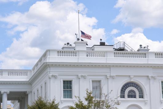 [워싱턴=AP/뉴시스] 27일(현지 시간) 미국 워싱턴 백악관에 미니애폴리스 총격 사건을 애도하는 조기가 게양돼 있다. 2025.08.28.