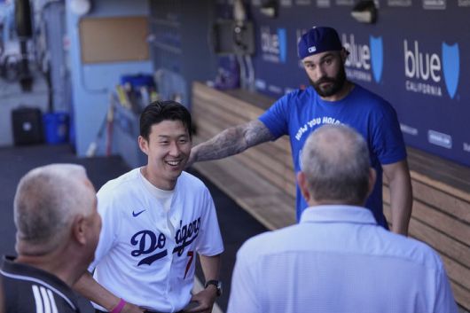 [로스앤젤레스=AP/뉴시스] 미국 메이저리그사커(MLS) 로스앤젤레스(LA) FC의 손흥민이 27일(현지 시간) 캘리포니아주 로스앤젤레스의 다저 스타디움 LA 다저스 더그아웃에서 인사를 나누고 있다. 손흥민은 2025 메이저리그 LA 다저스와 신시내티 레즈와의 경기에 시구자로 나선다. 2025.08.28.