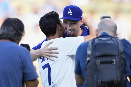 [로스앤젤레스=AP/뉴시스] 미국 메이저리그사커(MLS) 로스앤젤레스(LA) FC의 손흥민이 27일(현지 시간) 캘리포니아주 로스앤젤레스의 다저 스타디움에서 열리는 2025 메이저리그 LA 다저스와 신시내티 레즈의 경기에서 시구를 마친 후 시포자인 투수 블레이크 스넬과 포옹하고 있다. 2025.08.28.